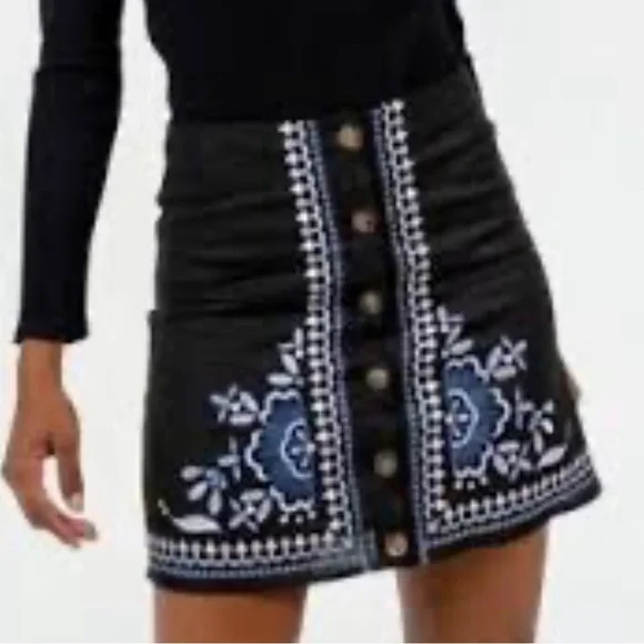 Francesca's Mi Ami Montana Button Embroidered Mini Skirt Size Small - Picture 3 of 7